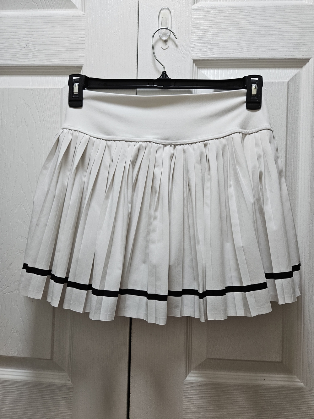 OFFLINE by Aerie Athletic White Pleated Mini Skort with Black Trim Size L EUC